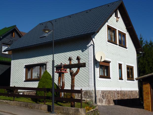 Das Haus mit der Ferienwohnung im oberen Stockwerk